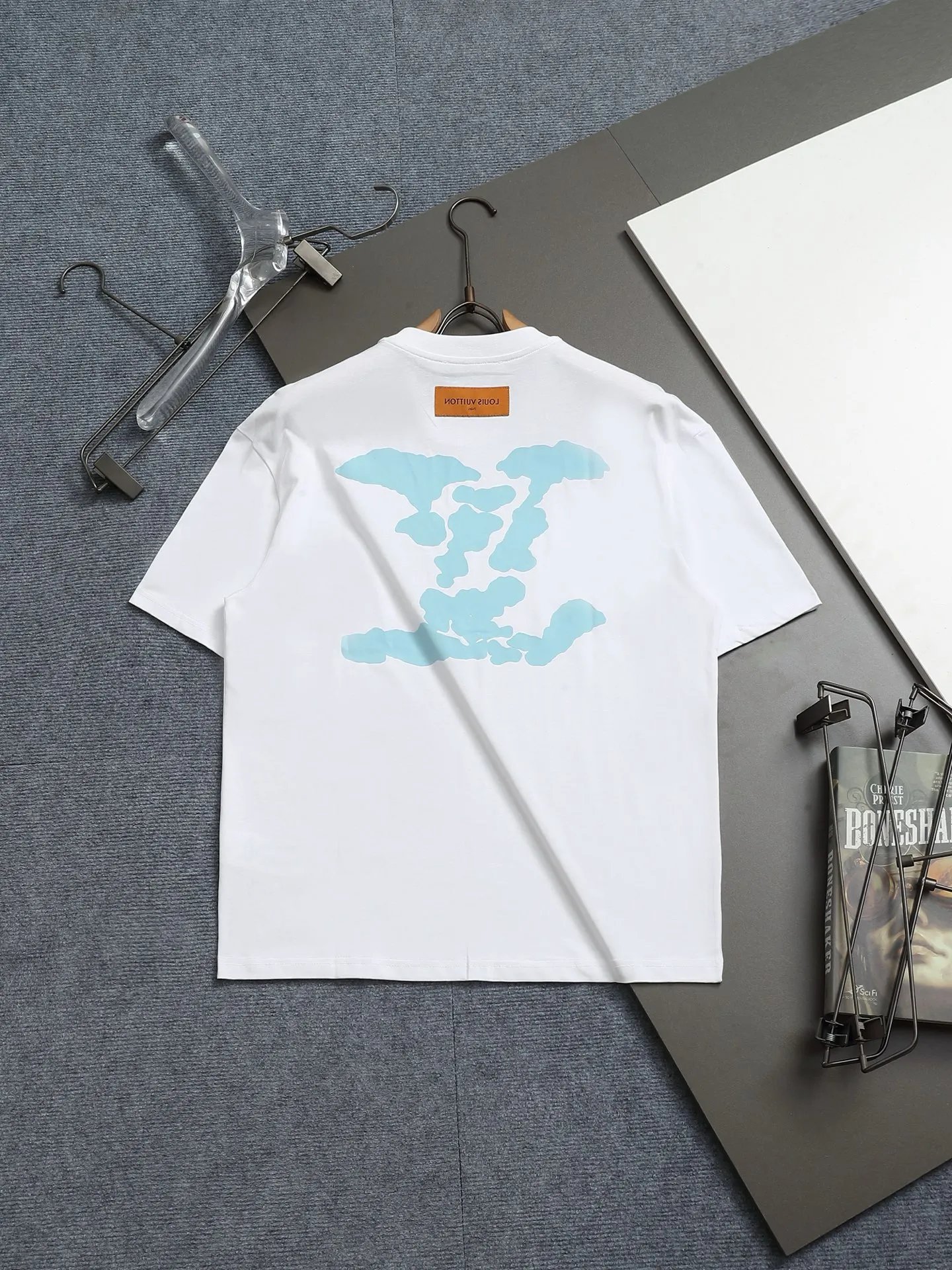 🅿️170 LouisVuitton/Louis Vuitton Foam printed T-shirt short sleeves High quality🔥High version Super iconic brand logo printing pattern The original printing is reproduced one to one, using imported puree and graffiti craftsmanship. The fabric is made of pure combed cotton. It is fresh and comfortable to match with sports shoes. Suitable for shopping and dating. When layered, it looks like a blogger. Low-key and tasteful. Original fabric 260g double yarn with high weight, 100% combed cotton, custom-woven and dyed with no color difference, no pressure in and out of the counter, through-shoulder strapping process, increased washing life of clothes, no deformation, high version digital printing process, no fading, bright colors, the same style as Internet celebrity stars, regardless of age, body shape or gender, super eye-catching, very fashionable ❤️❤️, very comfortable in hand, super texture, fashionable and individual, super versatile and good-looking, a must-have for everyone Better match for couples. Hang tag, collar label, washed wheat, all three labels are complete! ! Loose fit, same style for men and women Color: black/white/color blue Size: XS S M L